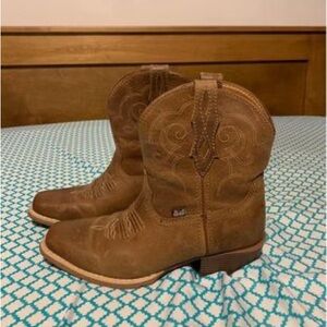 Size 9 Women’s Justin Chellie Booties